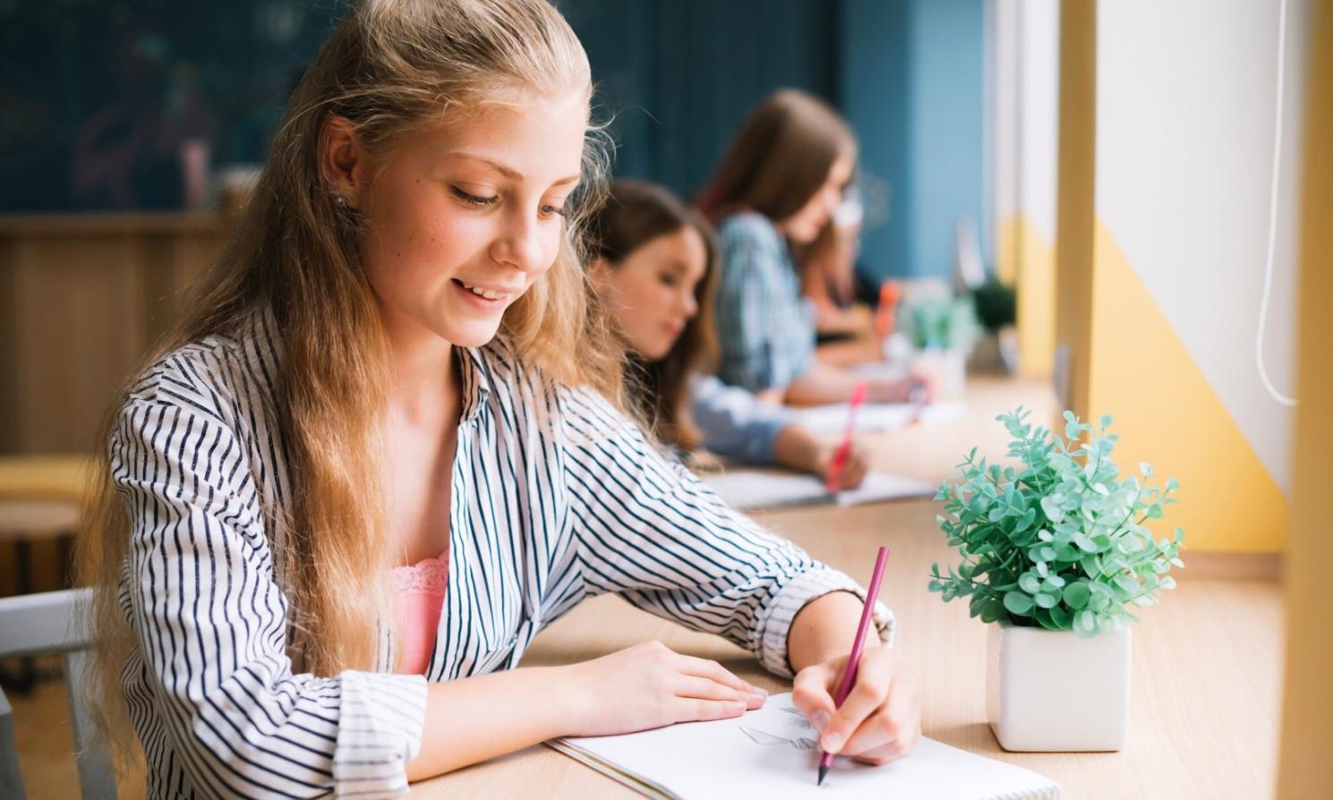 Echipa arophelovia lucrând împreună la conținut educațional